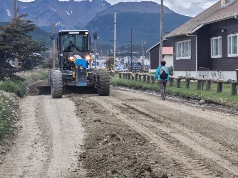 Realizan mantenimiento de las calles en barrios de Ushuaia