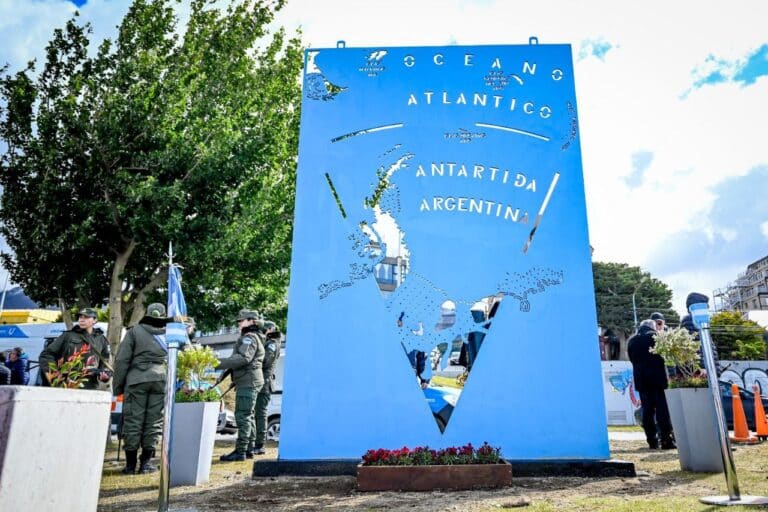 Se inauguró el cartel del sector antártico
