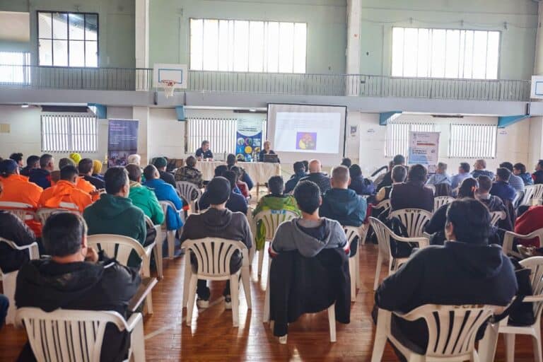 Gran concurrencia en la charla sobre calderas industriales y recipientes de presión