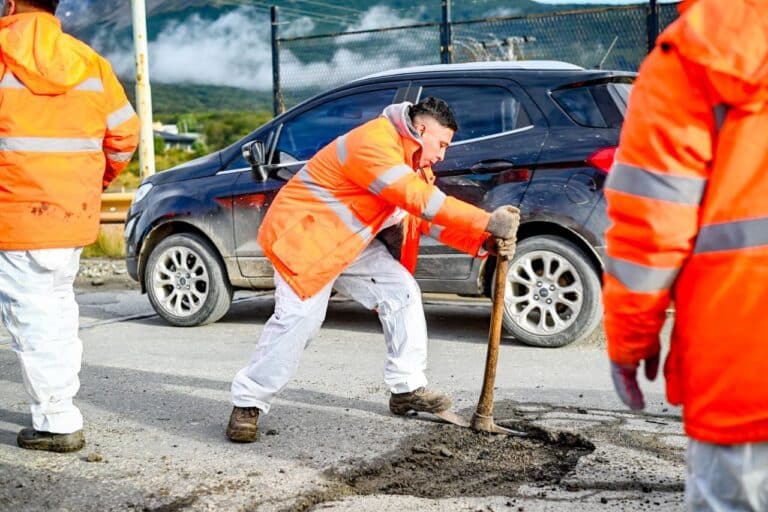 Se realizaron tareas de bacheo en el Puente del Arroyo Grande