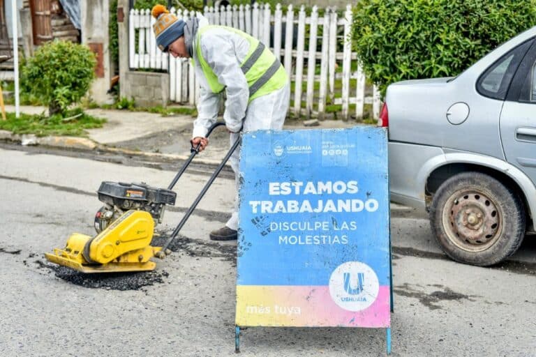 Avanza las tareas de bacheo en distintas zonas de Ushuaia