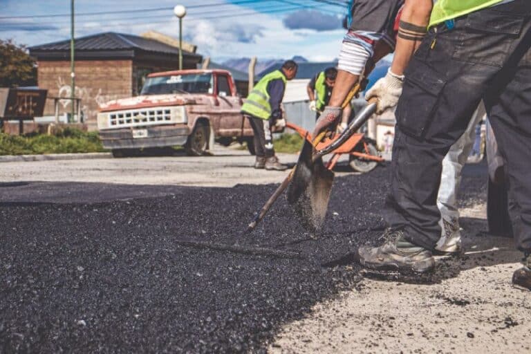 Repavimentan un sector de Avenida Alem