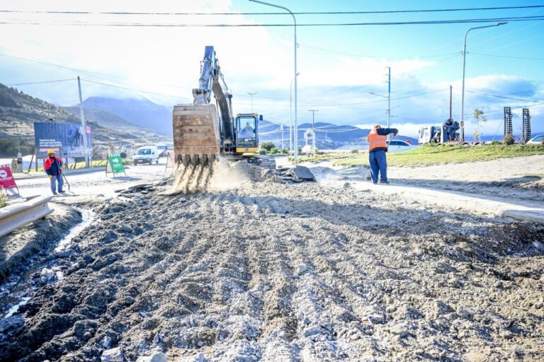 Comenzaron los trabajos de reparación vial en la rotonda de ingreso a Andorra