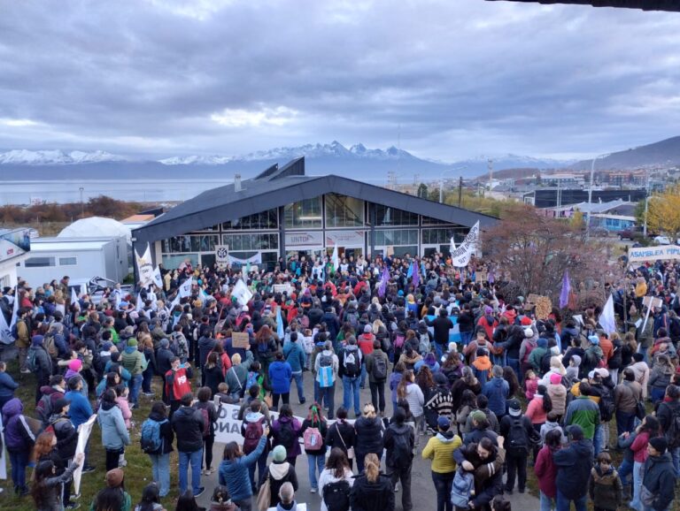 Multitudinaria marcha en defensa de la Universidad y la Educación Pública en Tierra del Fuego