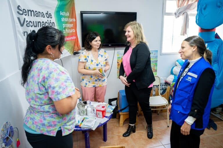 La delegada de la OPS visitó un vacunatorio en la semana de las Américas