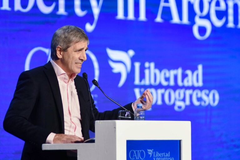 Caputo adelantó que buscará nueva deuda con FMI