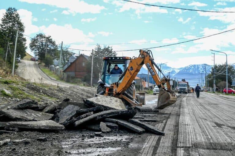 Intensa actividad de obra en las calles de Ushuaia
