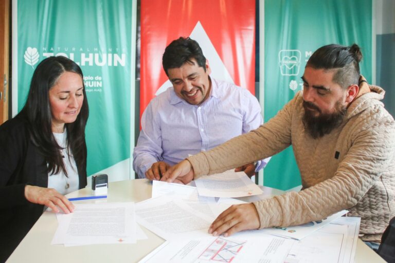 Tolhuin firmó un convenio para regularizar obras no declaradas