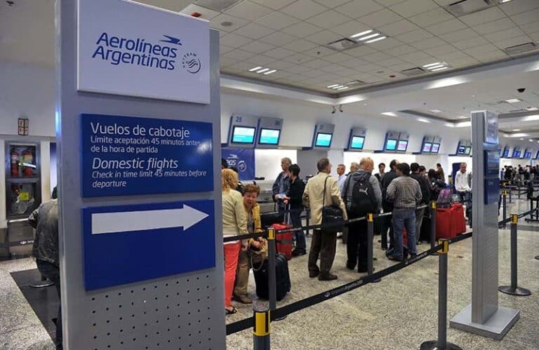 Aerolíneas Argentinas: Gobierno exigió una propuesta para no cerrar la empresa