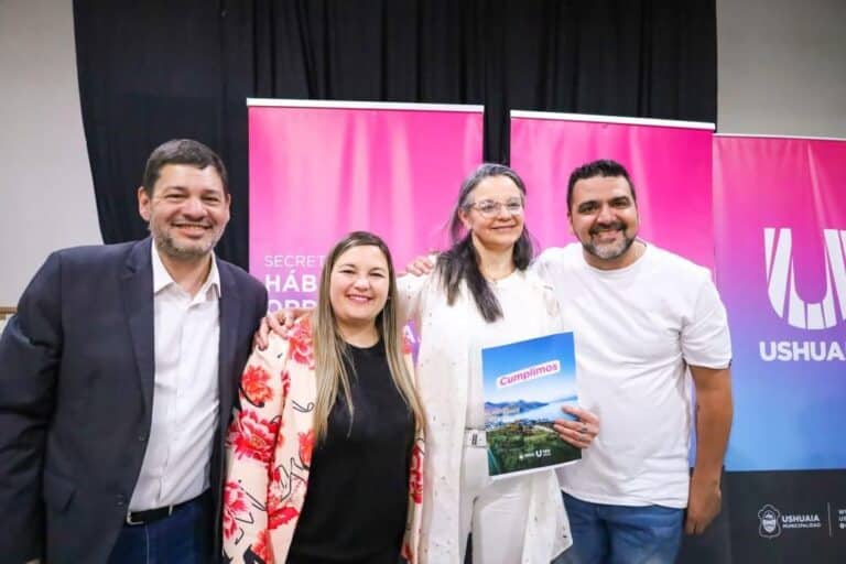 La Municipalidad de Ushuaia entregó 34 decretos de preadjudicación a familias de mujeres cooperativistas
