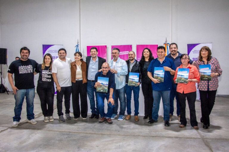 La Municipalidad entregó 33 decretos de preadjudicación de tierras a integrantes del SUTEF