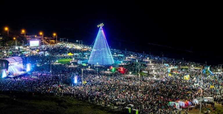 Una multitud colmó la Fiesta Municipal del Encendido del Arbolito