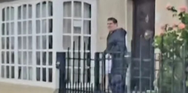 Graban a un condenado con prisión domiciliaria fuera de la vivienda