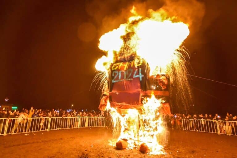 Tolhuin despidió el 2024 con la quema del muñeco