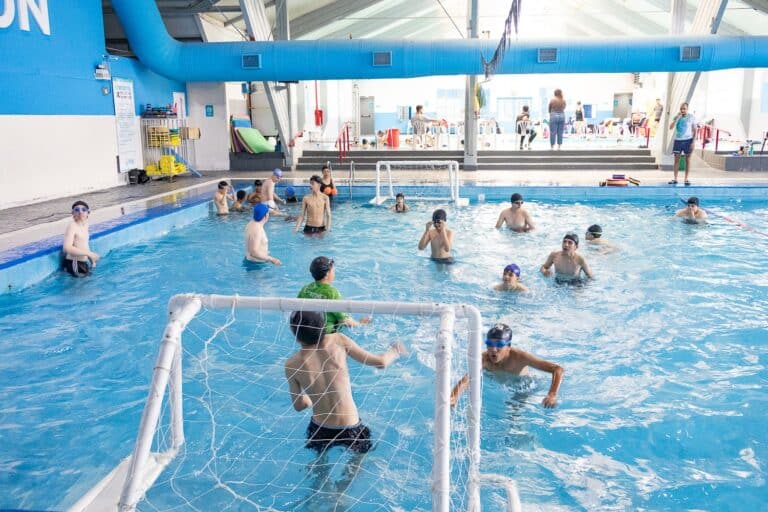 Miles de vecinos disfrutan del verano en el natatorio municipal