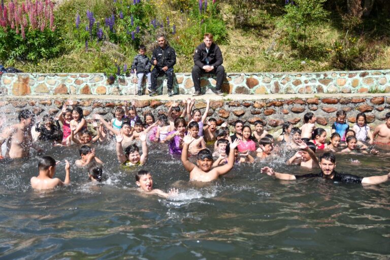 Niños disfrutaron de una jornada en las termas del Río Valdez