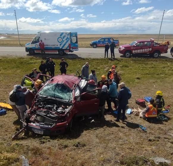 Cuatro lesionados en impactante vuelco en Ruta 3