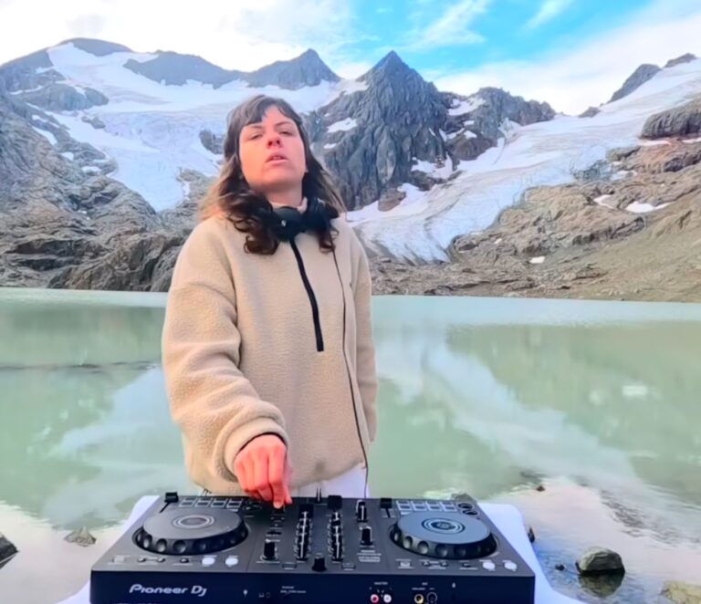 Otra vez un set de una DJ israelí frente a un glaciar