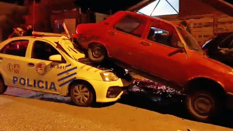 Un patrullero chocó contra autos estacionados tras incidente con un detenido