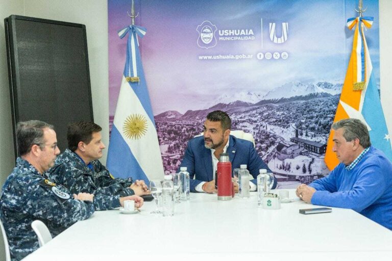 Walter Vuoto recibió a las autoridades del rompe hielo Ara Almirante Irizar