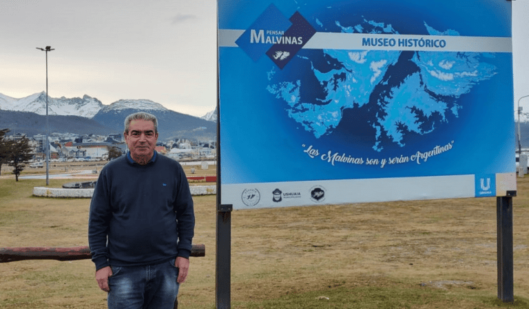 Homenaje, recuerdos y esperanzas: veteranos de Malvinas arman la carpa previo a la vigilia del 2 de abril