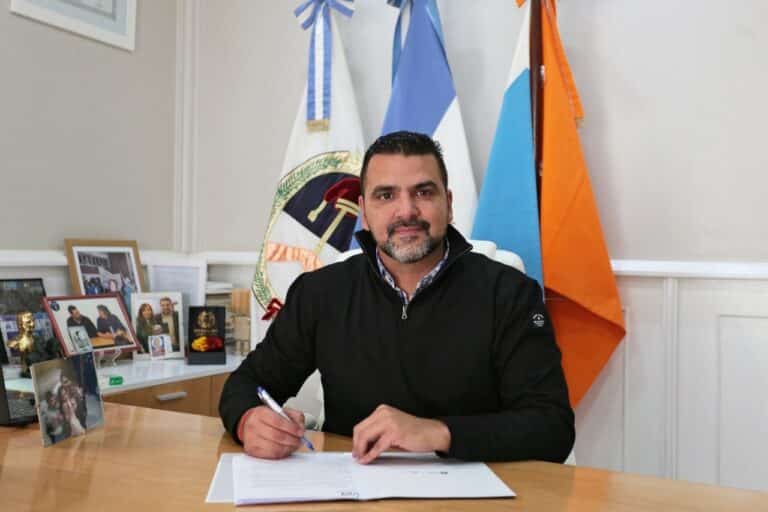 VUOTO FIRMÓ EL CONTRATO PARA LA OBRA DE INGRESO A LA CIUDAD DE USHUAIA