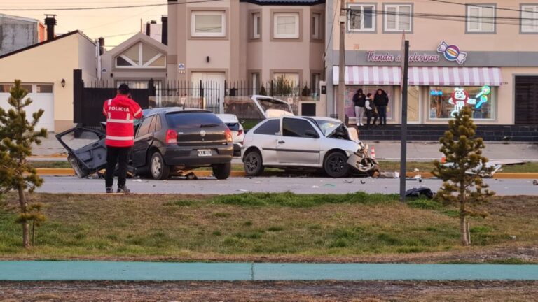 Dos muertos y tres heridos graves en violento choque frontal