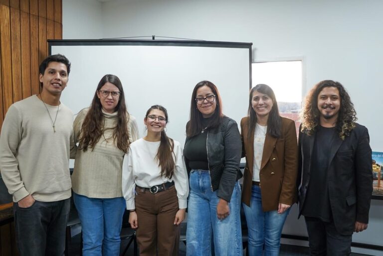 La ciudad celebra su primera egresada en el centro universitario municipal