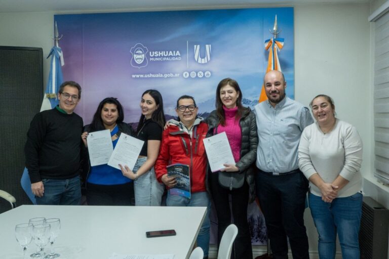 El municipio entregó las primeras habilitaciones a propietarios de unidades gastronómicas móviles