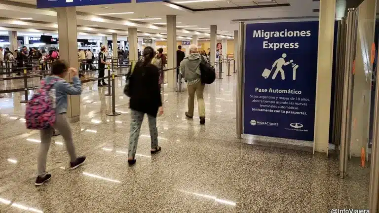 Reforma migratoria con cobro de salud y educación para extranjeros