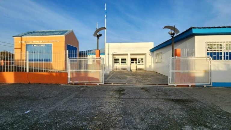 Padres se rebelan ante la falta de clases en la escuela 7
