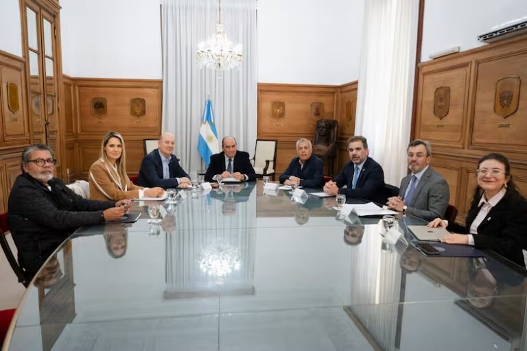 Cornejo unifica elecciones con nación y está más cerca de un acuerdo con Javier Milei