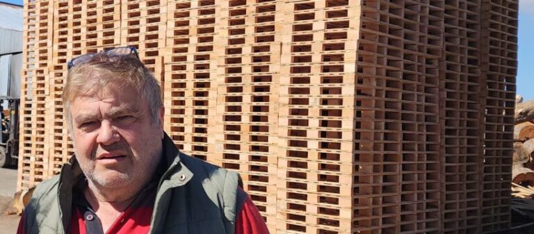 Ramón Rivero y el desafío de exportar pallets desde Tolhuin