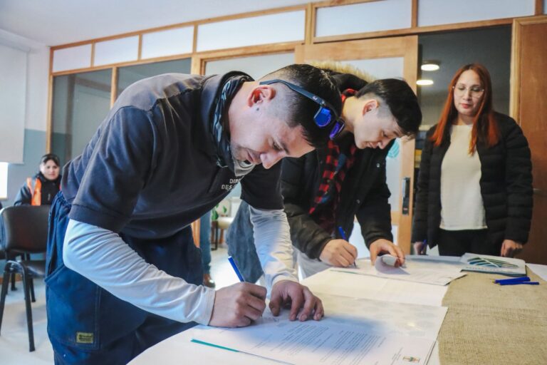 El municipio de Tolhuin oficializó nuevas plantas permanentes a trabajadores