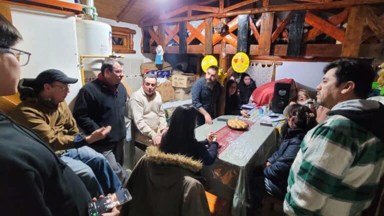 Conexiones intralote de agua y cloacas en Altos de la Montaña