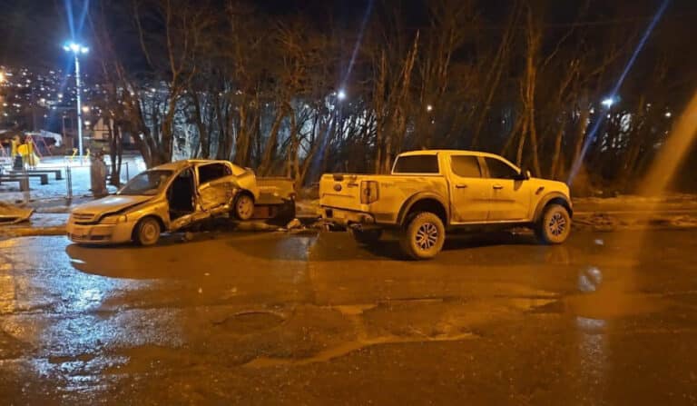 Violento choque de una camioneta a un auto dejó a una familia hospitalizada