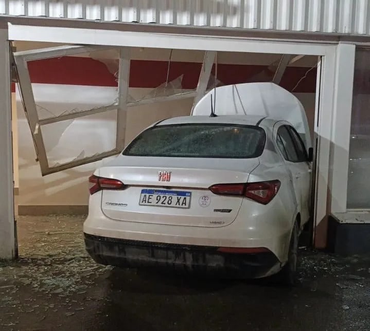 Conductora encendió su vehículo y terminó contra la puerta de un supermercado de Ushuaia