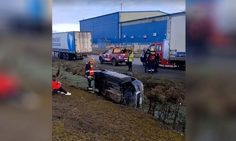 Despiste seguido de vuelco, el vehículo cayó en un zanjón