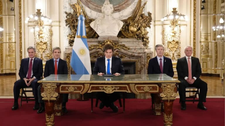 Milei anunció medidas para garantizar el superávit fiscal