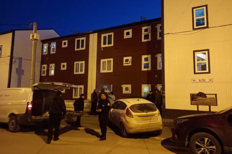 Investigan la muerte de un hombre y detienen a su hermano