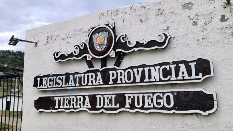 Trabajadores legislativos exigen recomposición salarial