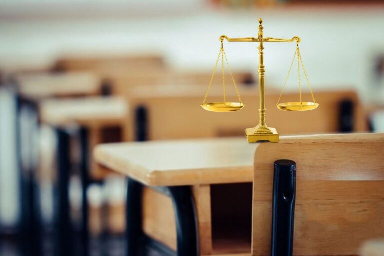 Padres presentan amparo en la justicia por falta de clases