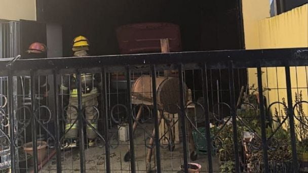 Incendio en galpón de la calle 12 de Octubre movilizó a bomberos y personal policial