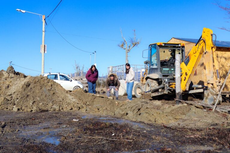 Se inician las conexiones intralotes de agua y cloacas en Altos de la Montaña