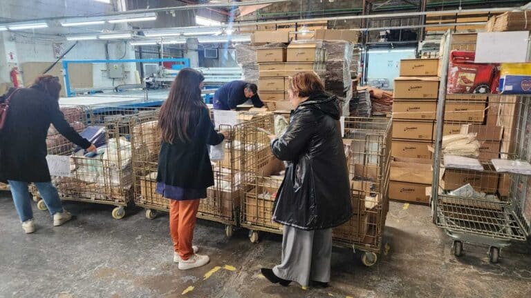 Textiles recurren a la venta de sábanas para paliar la falta de salarios