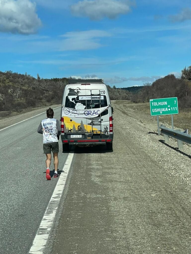 Federico Sciurano pasó por Tolhuin en la tercera jornada de la ultra maratón solidaria
