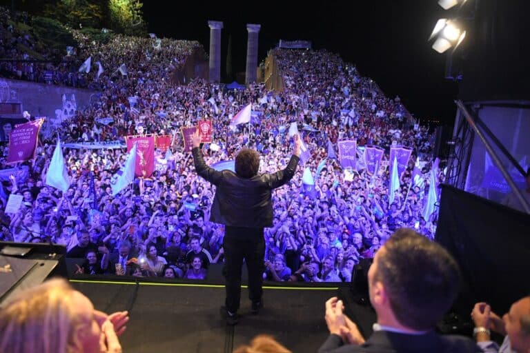 La libertad avanza cerró la campaña camino al congreso nacional