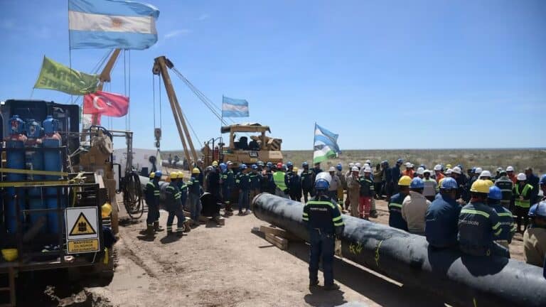Histórica soldadura final del oleoducto que une Vaca Muerta con el Atlántico
