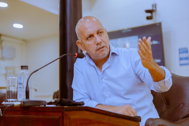 Villegas cuestionó la ausencia del Ejecutivo en el debate