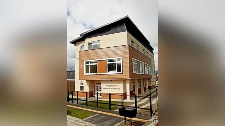 Negocian la continuidad de tratamientos por adicciones